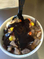 Sweet CeCe's Frozen Yogurt & Treats food