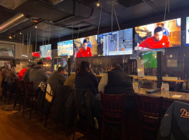 Lucky's Bar & Grille food