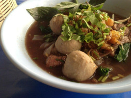 ก๋วยเตี๋ยวต้นมะขาม food