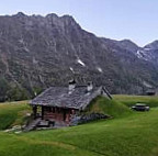 Rifugio Zar Senni outside