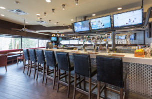 Earls Kitchen + Bar - Kelowna inside