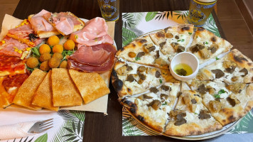 Pizzeria 300 Gradi food