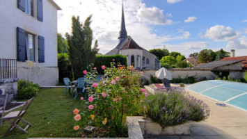 Hostellerie De La Chaumiere outside