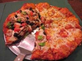 Round Table Pizza food