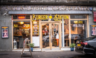 Burger Station outside