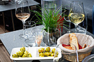 Monas Weinbar food