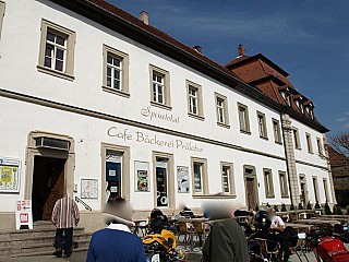 Bäckerei•cafe•speiselokal Achtziger& Gästehaus ~leonie