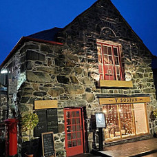 Y Sospan, Queen's Square, Dolgellau, Uk