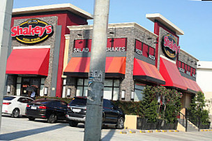 Shakey's Pizza Parlor