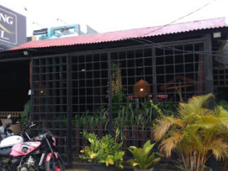 Mezzo Cafe And Bistro