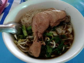 ก๋วยเตี๋ยวน่องไก่ เชียงกลาง