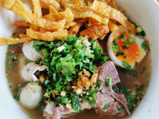 ก๋วยเตี๋ยววัดดงมูลเหล็ก กลางไร่