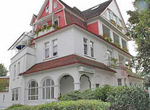 Villa Koenigin Luise Mit Dem Einzigartigen Baerchen Cafe