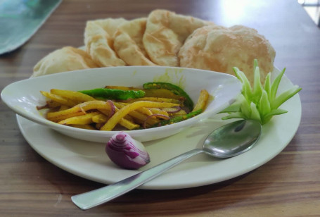 3 Roti Or 4 Poori With Aalu Fry Or Aaloo Matar